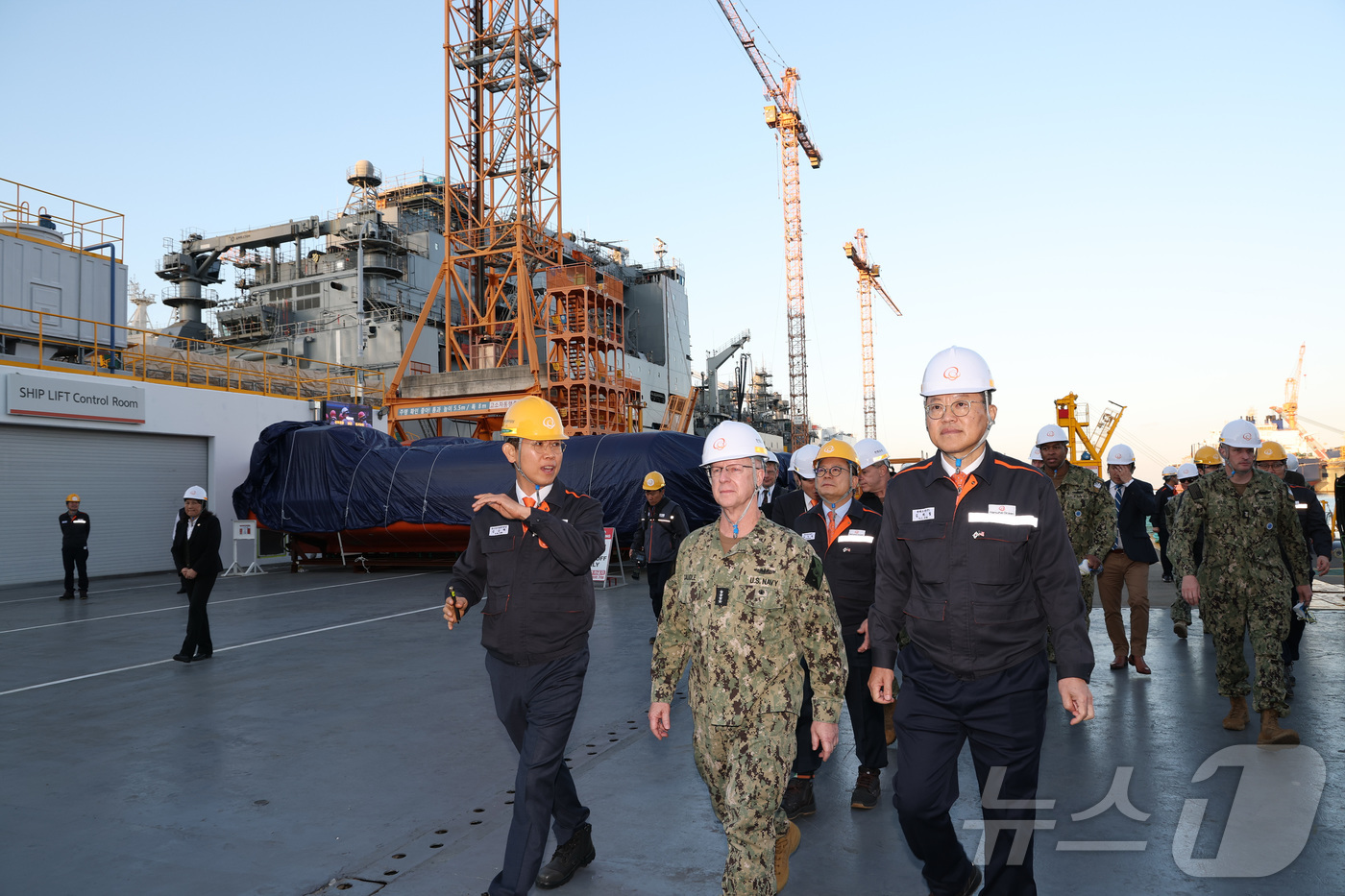 (서울=뉴스1) = 한화오션은 한∙미 관세협상 타결로 양국의 마스가(MASGA) 프로젝트가 본격적인 협력 국면으로 접어드는 가운데 대릴 커들 미국 해군참모총장이 한화오션 거제사업장 …