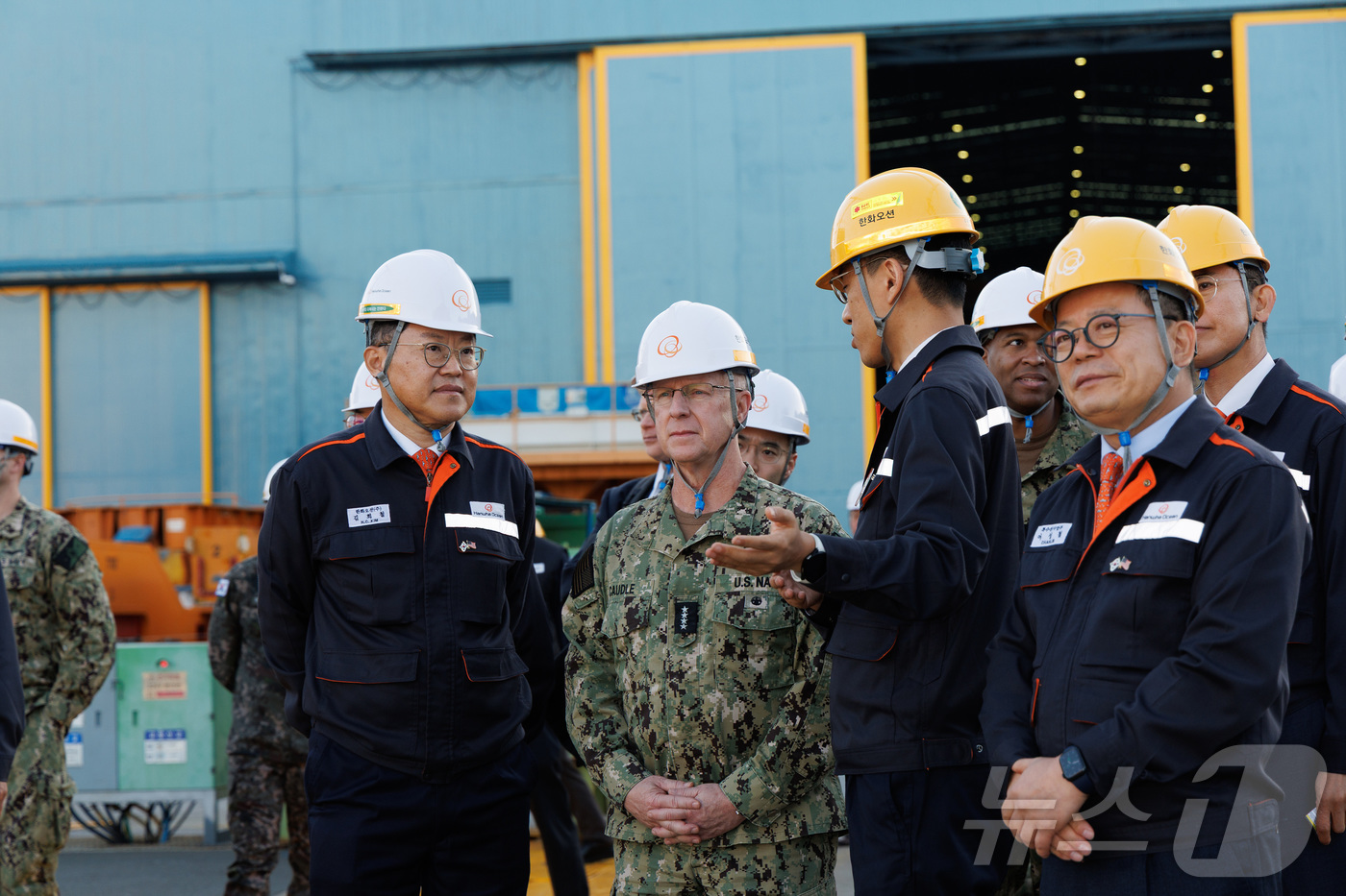 (서울=뉴스1) = 한화오션은 한∙미 관세협상 타결로 양국의 마스가(MASGA) 프로젝트가 본격적인 협력 국면으로 접어드는 가운데 대릴 커들 미국 해군참모총장이 한화오션 거제사업장 …