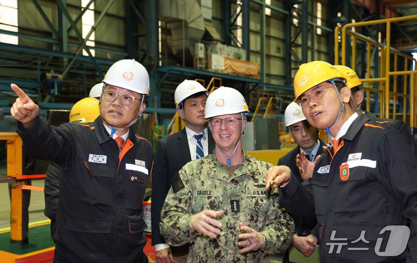 본문 이미지 - 김희철 한화오션 대표이사&#40;사진 왼쪽 첫번째&#41;가 대릴 커들&#40;Darly Caudle, 사진 왼쪽 두번째&#41; 미국 해군참모총장에게 함정 건조 현장에서 한화오션의 기술력을 소개 하고 있다. &#40;사진제공 = 한화오션&#41; 