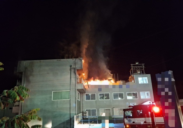 새벽 경주 차부품공장 기숙사서 불…인명피해 없어