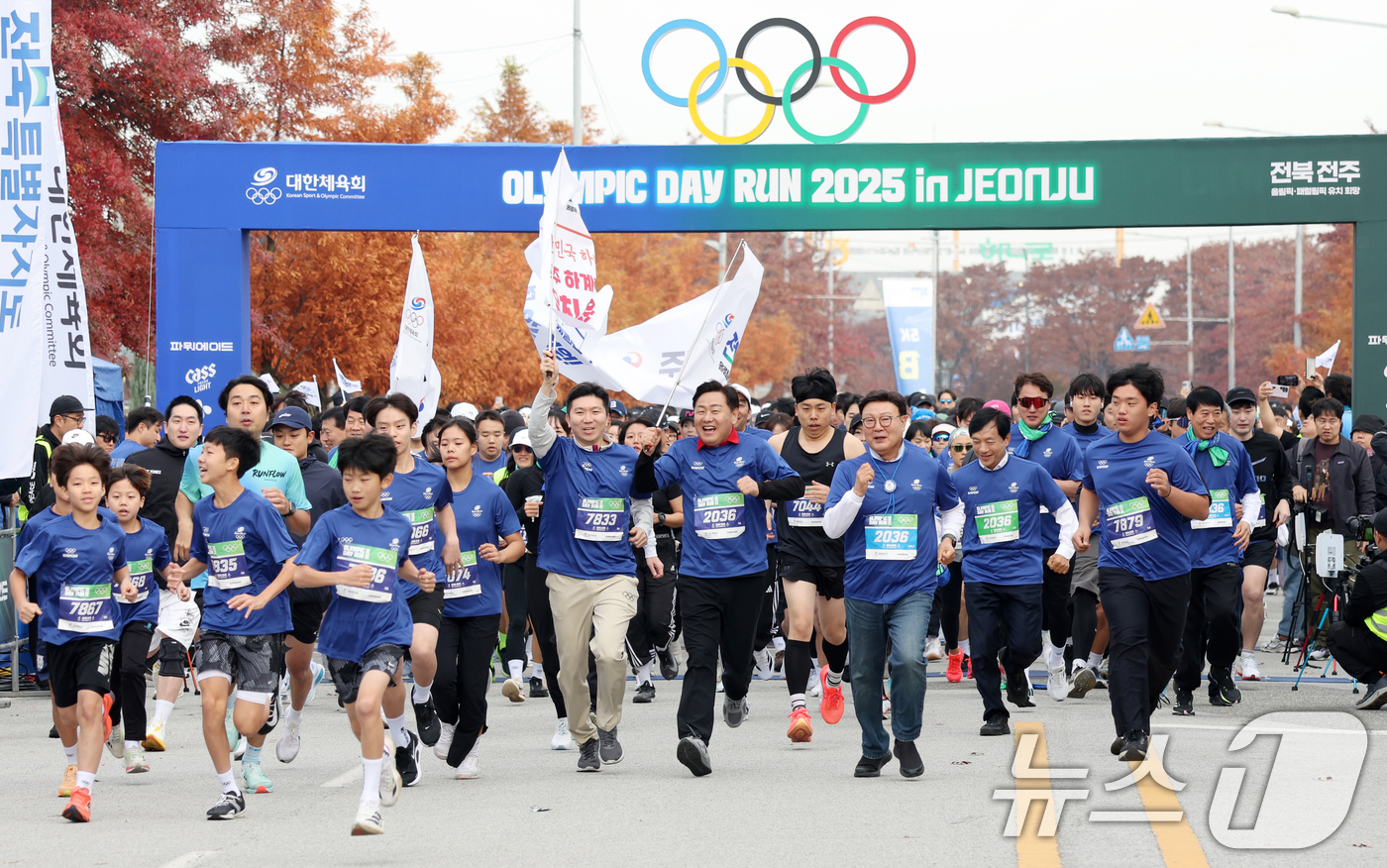 (전주=뉴스1) 유경석 기자 = 올림픽데이런 2025 in 전주 마라톤대회가 열린 16일 전북 전주시 전주월드컵경기장 일원에서 김관영 전북도지사와 우범기 전주시장을 비롯한 참가자들 …