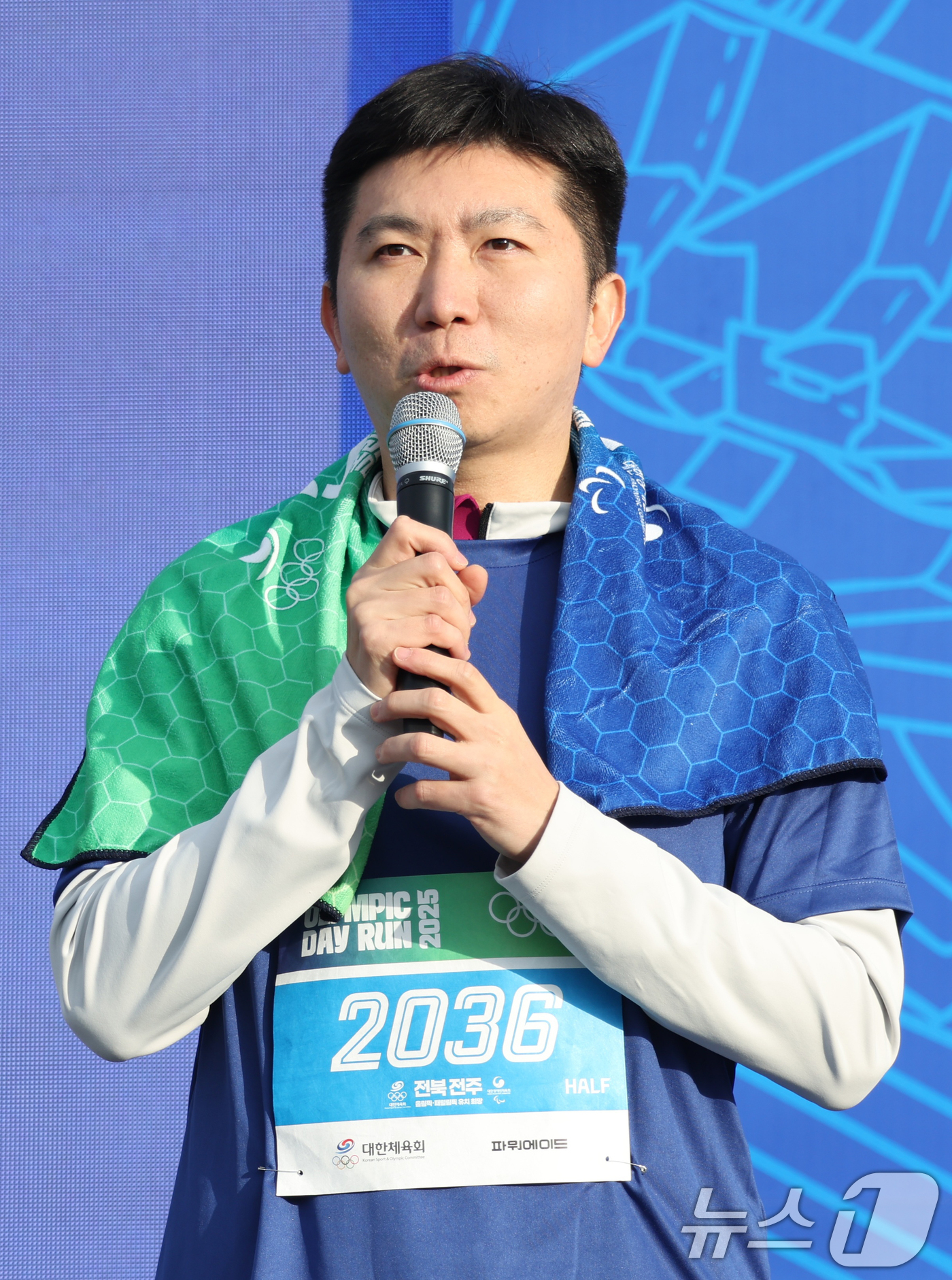 (전주=뉴스1) 유경석 기자 = 유승민 대한체육회장이 16일 전북 전주시 전주월드컵경기장 일원에서 열린 '올림픽데이런 2025 in 전주' 마라톤대회에 참석해 인사말을 하고 있다. …