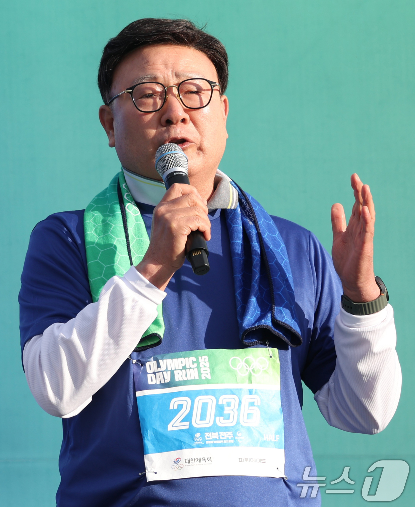 (전주=뉴스1) 유경석 기자 = 문승우 전북특별자치도의장이 16일 전북 전주시 전주월드컵경기장 일원에서 열린 '올림픽데이런 2025 in 전주' 마라톤대회에 참석해 인사말을 하고 …