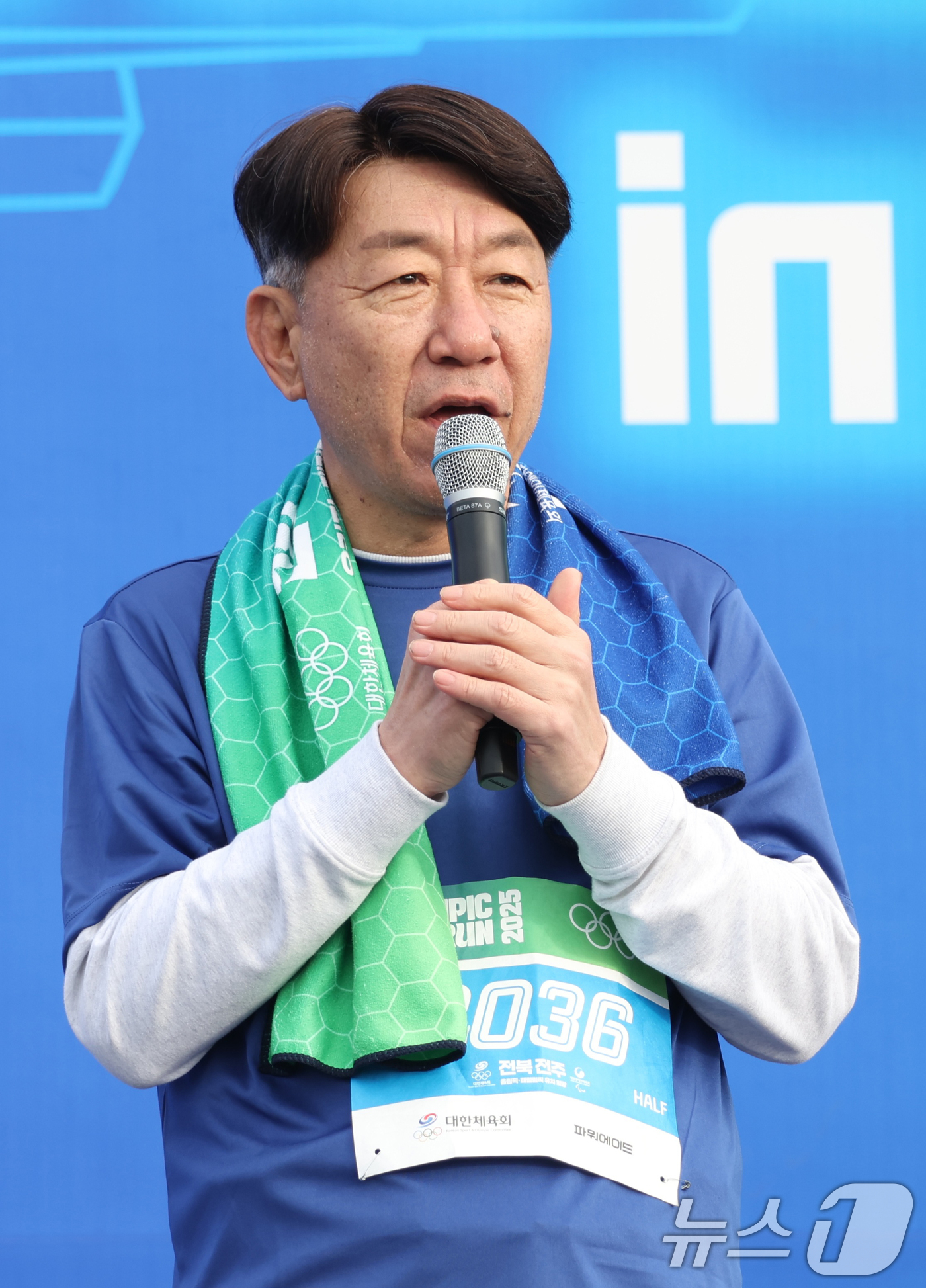 (전주=뉴스1) 유경석 기자 = 우범기 전주시장이 16일 전북 전주시 전주월드컵경기장 일원에서 열린 '올림픽데이런 2025 in 전주' 마라톤대회에 참석해 인사말을 하고 있다. 2 …