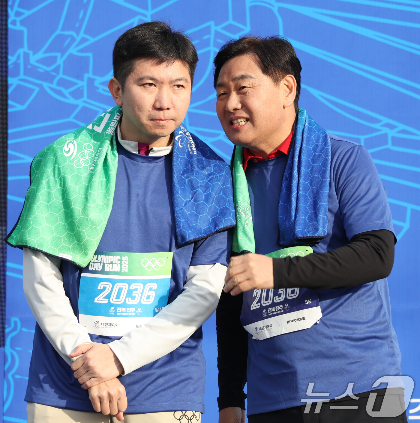 (전주=뉴스1) 유경석 기자 = 유승민 대한체육회장(왼쪽)이 16일 전북 전주시 전주월드컵경기장 일원에서 열린 '올림픽데이런 2025 in 전주' 마라톤대회에 참석해 김관영 전북특 …