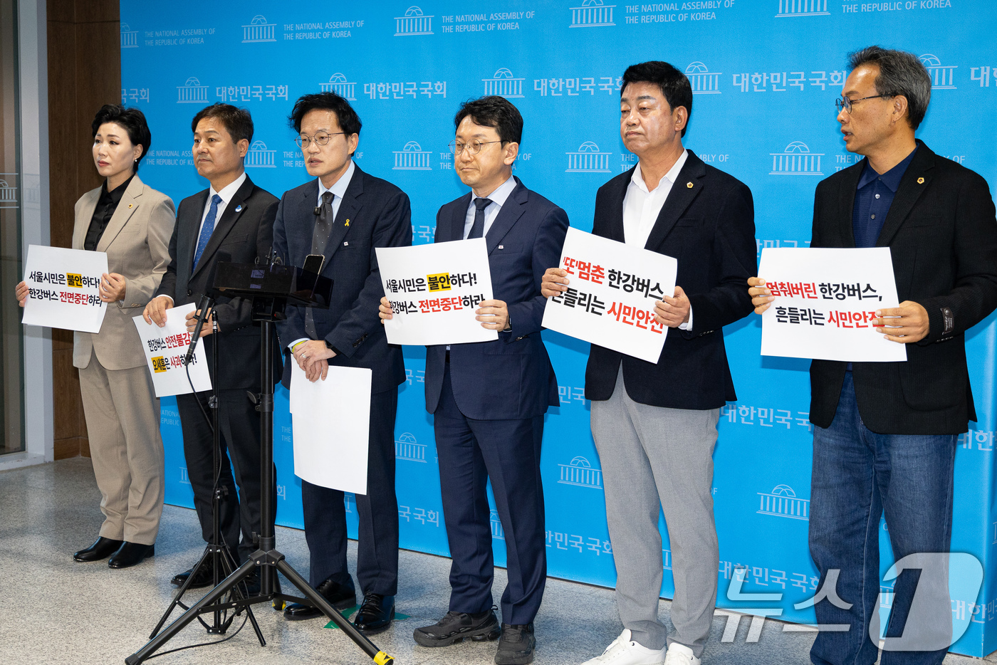 (서울=뉴스1) 유승관 기자 = 박주민 더불어민주당 서울시당 새서울준비특별위원회 위원장과 천준호 오세훈 시정실패 정상화 TF 단장을 비롯한 의원 및 서울시의원들이 16일 서울 여의 …