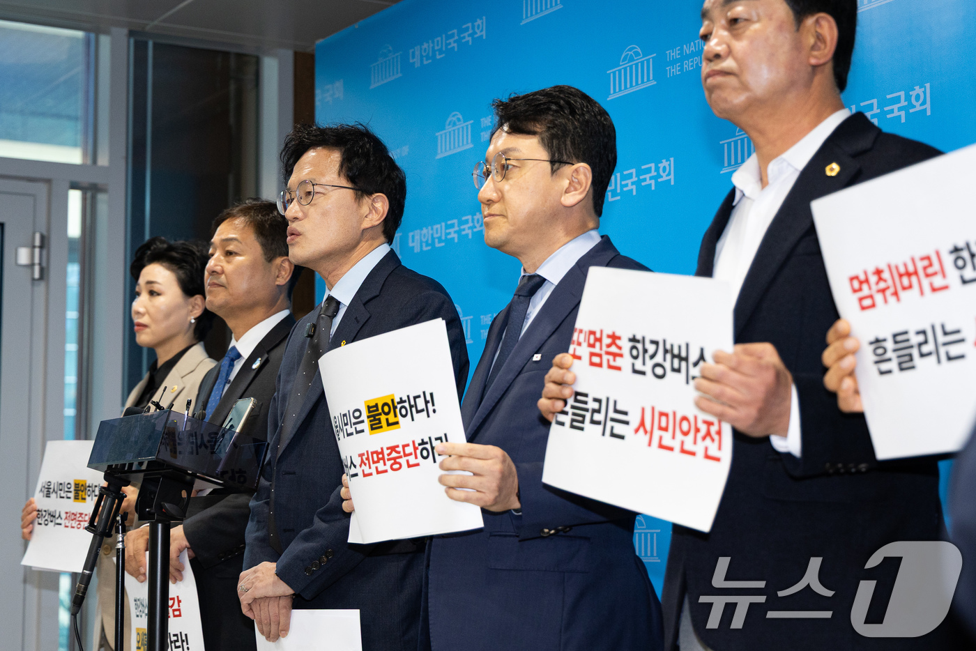 (서울=뉴스1) 유승관 기자 = 박주민 더불어민주당 서울시당 새서울준비특별위원회 위원장과 천준호 오세훈 시정실패 정상화 TF 단장을 비롯한 의원 및 서울시의원들이 16일 서울 여의 …