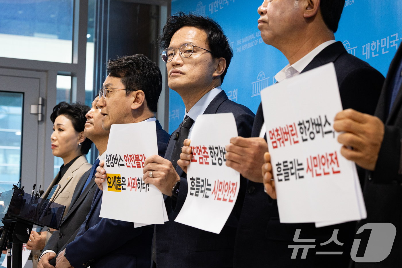 (서울=뉴스1) 유승관 기자 = 박주민 더불어민주당 서울시당 새서울준비특별위원회 위원장과 천준호 오세훈 시정실패 정상화 TF 단장을 비롯한 의원 및 서울시의원들이 16일 서울 여의 …