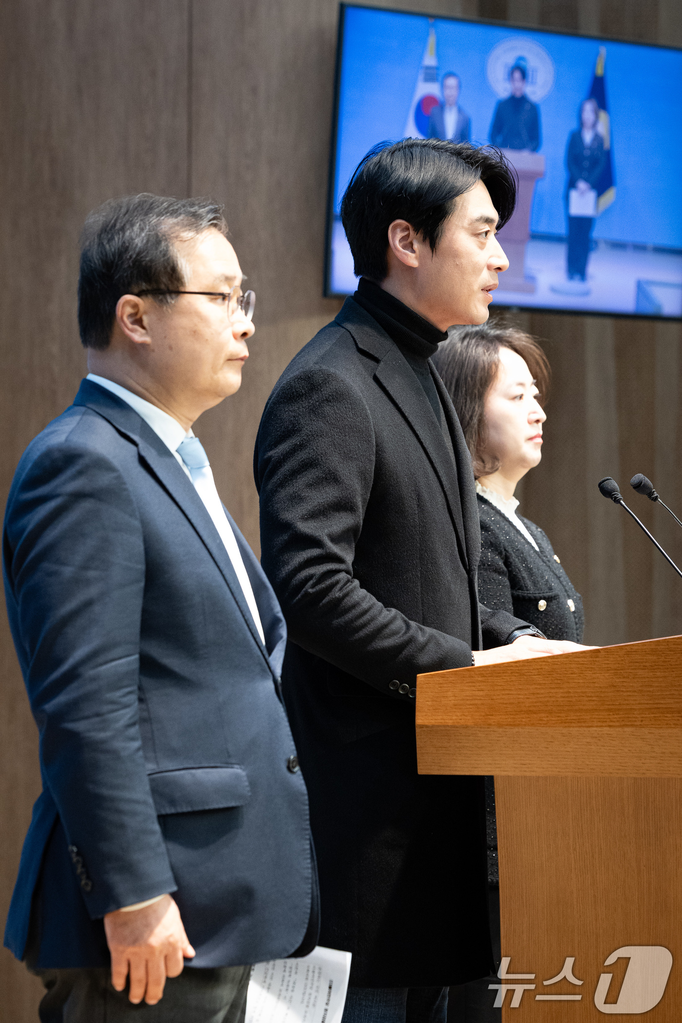 (서울=뉴스1) 유승관 기자 = 한준호 더불어민주당 정치검찰 조작기소대응특별위원회 위원장을 비롯한 소속 의원들이 16일 서울 여의도 국회 소통관에서 대장동 사건 정영학 녹취록 조작 …