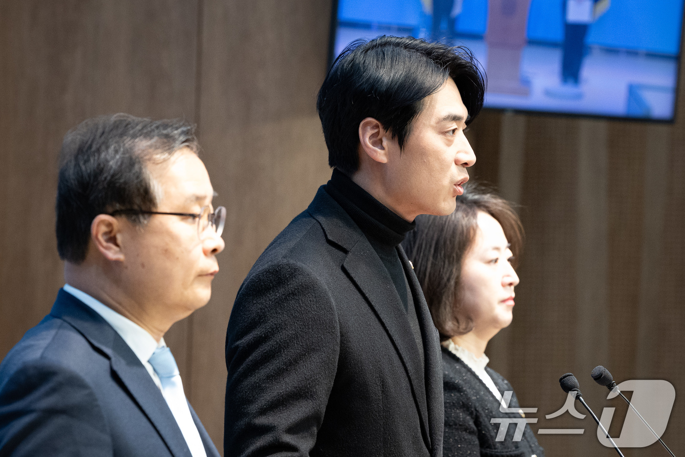 (서울=뉴스1) 유승관 기자 = 한준호 더불어민주당 정치검찰 조작기소대응특별위원회 위원장을 비롯한 소속 의원들이 16일 서울 여의도 국회 소통관에서 대장동 사건 정영학 녹취록 조작 …