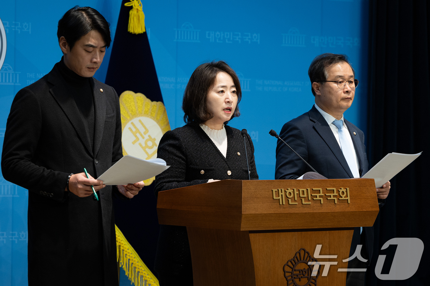 (서울=뉴스1) 유승관 기자 = 더불어민주당 정치검찰 조작기소대응특별위원회 소속 의원들이 16일 서울 여의도 국회 소통관에서 대장동 사건 정영학 녹취록 조작 정치검찰 규탄 기자회견 …