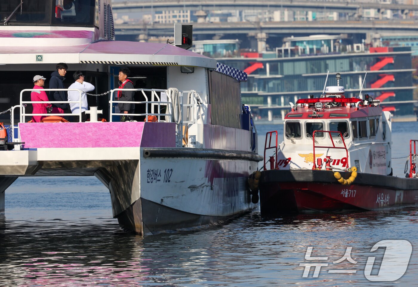 본문 이미지 - 16일 서울 송파구 잠실선착장 인근 멈춰선 한강버스에서 관계자들이 대화하고 있다. 서울시에 따르면 전날 오후 8시15분쯤 잠실행 7항차 한강버스 102호선이 잠실 선착장 118m 인근에서 멈춰 승객들이 구조정을 통해 선착장에 내리는 일이 발생했다. 인명피해는 없었으며 시 관계자는 사고 발생 선박을 &#34;만조 시간대에 이초해 정밀 확인할 예정＂이라고 밝혔다. 2025.11.16/뉴스1 ⓒ News1 안은나 기자
