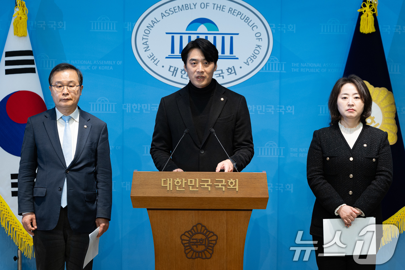 (서울=뉴스1) 유승관 기자 = 한준호 더불어민주당 정치검찰 조작기소대응특별위원회 위원장을 비롯한 소속 의원들이 16일 서울 여의도 국회 소통관에서 대장동 사건 정영학 녹취록 조작 …