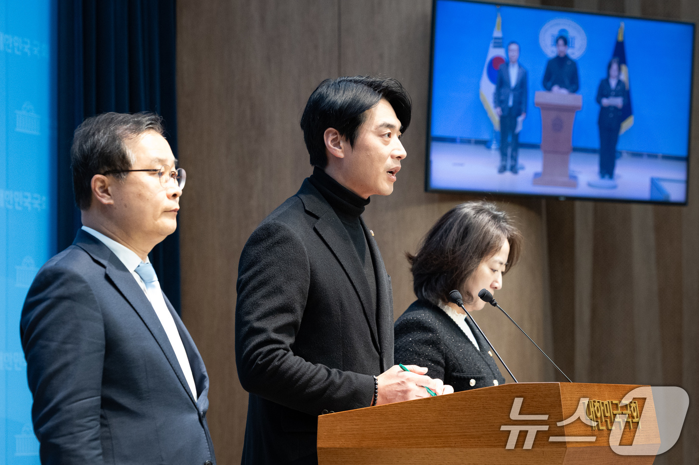 (서울=뉴스1) 유승관 기자 = 한준호 더불어민주당 정치검찰 조작기소대응특별위원회 위원장을 비롯한 소속 의원들이 16일 서울 여의도 국회 소통관에서 대장동 사건 정영학 녹취록 조작 …