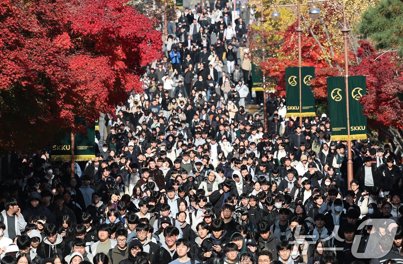 본문 이미지 - 수능 후 첫 주말인 16일 오전 서울 종로구 성균관대에서 열린 2026학년도 수시모집 논술시험(수리형)을 마친 수험생들이 고사장을 나서고 있다.  2025.11.16/뉴스1 ⓒ News1 오대일 기자