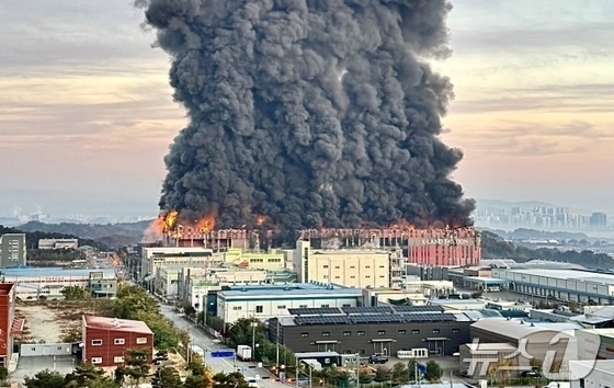전국 동시다발 화재…천안 물류센터 전소·부산서 50대 사망(종합)