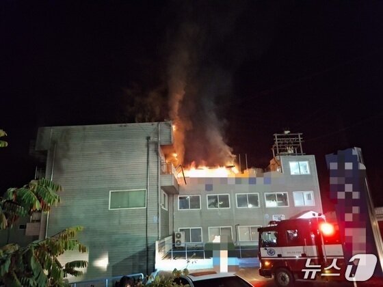 본문 이미지 - 16일 오전 3시33분쯤 경북 경주시 외동읍의 자동차부품 제조공장 기숙사에서 불이나 소방 당국이 진화하고 있다.(경북소방본부 제공. 재판매 및 DB 금지)2025.11.16/뉴스1 