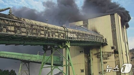 본문 이미지 - 인천 옹진군 영흥화력발전소 화재현장(인천소방본부 제공/뉴스1) 