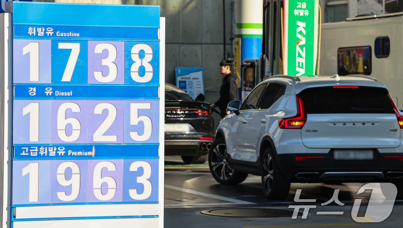 (서울=뉴스1) 김도우 기자 = 16일 서울 시내 한 주유소에 유가정보가 게시돼 있다.전국 주유소 휘발유와 경유의 가격이 3주 연속 상승했다. 한국석유공사 유가정보시스템 오피넷에 …