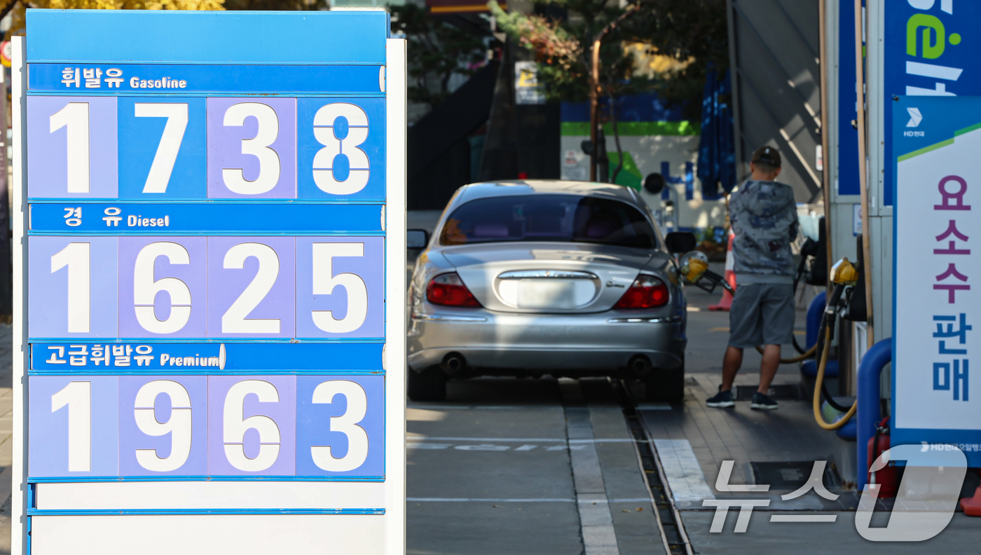 (서울=뉴스1) 김도우 기자 = 16일 서울 시내 한 주유소에 유가정보가 게시돼 있다.전국 주유소 휘발유와 경유의 가격이 3주 연속 상승했다. 한국석유공사 유가정보시스템 오피넷에 …