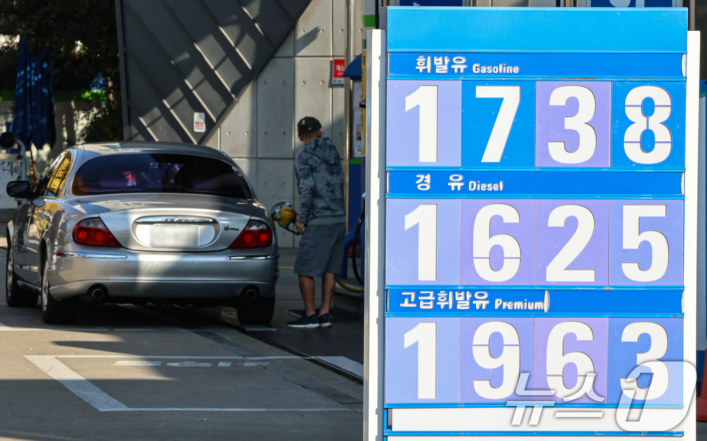 (서울=뉴스1) 김도우 기자 = 16일 서울 시내 한 주유소에 유가정보가 게시돼 있다.전국 주유소 휘발유와 경유의 가격이 3주 연속 상승했다. 한국석유공사 유가정보시스템 오피넷에 …