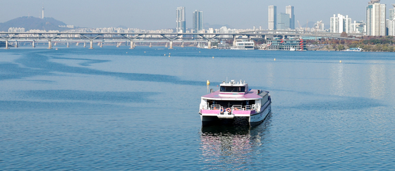 [뉴스1 PICK]승객 80여명 탄 한강버스, 강바닥에 걸려 멈춰