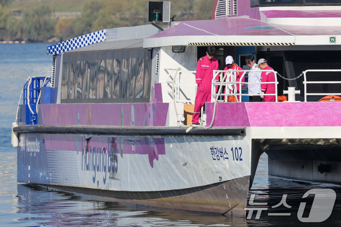 본문 이미지 - 16일 서울 송파구 잠실선착장 인근 멈춰선 한강버스에서 관계자들이 대화하고 있다.   2025.11.16/뉴스1 ⓒ News1 안은나 기자