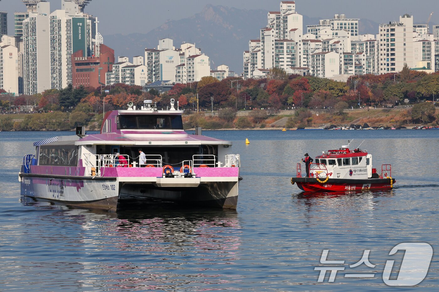 본문 이미지 - 16일 서울 송파구 잠실선착장 인근 멈춰선 한강버스에 119특수구조단이 다가가고 있다. 서울시에 따르면 전날 오후 8시15분쯤 잠실행 7항차 한강버스 102호선이 잠실 선착장 118m 인근에서 멈춰 승객들이 구조정을 통해 선착장에 내리는 일이 발생했다. 인명피해는 없었으며 시 관계자는 사고 발생 선박을 &#34;만조 시간대에 이초해 정밀 확인할 예정＂이라고 밝혔다. 2025.11.16/뉴스1 ⓒ News1 안은나 기자