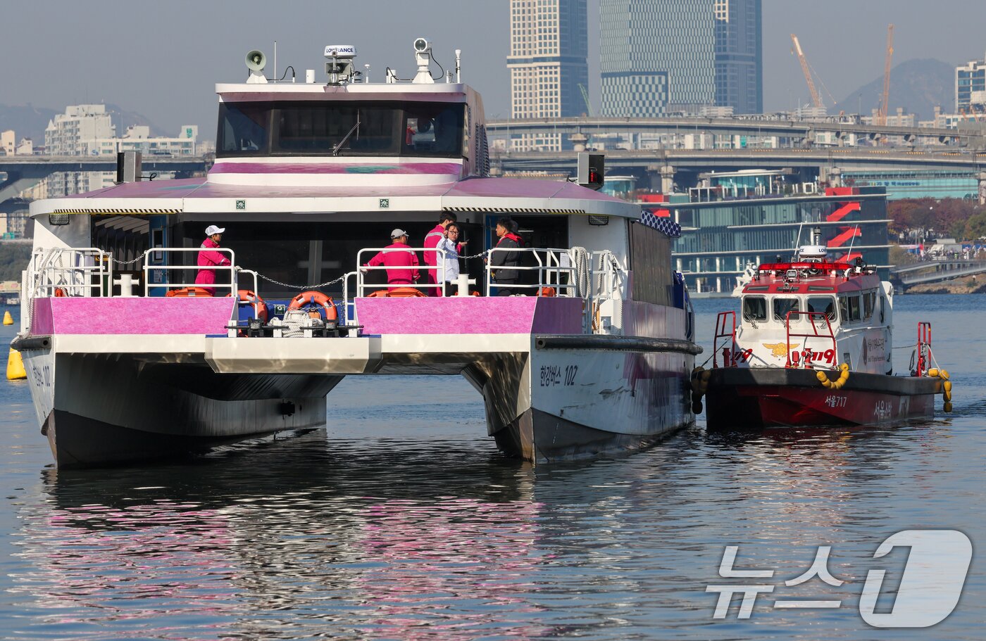 본문 이미지 - 16일 서울 송파구 잠실선착장 인근 한강버스에서 관계자들이 대화하고 있다.  2025.11.16/뉴스1 ⓒ News1 안은나 기자