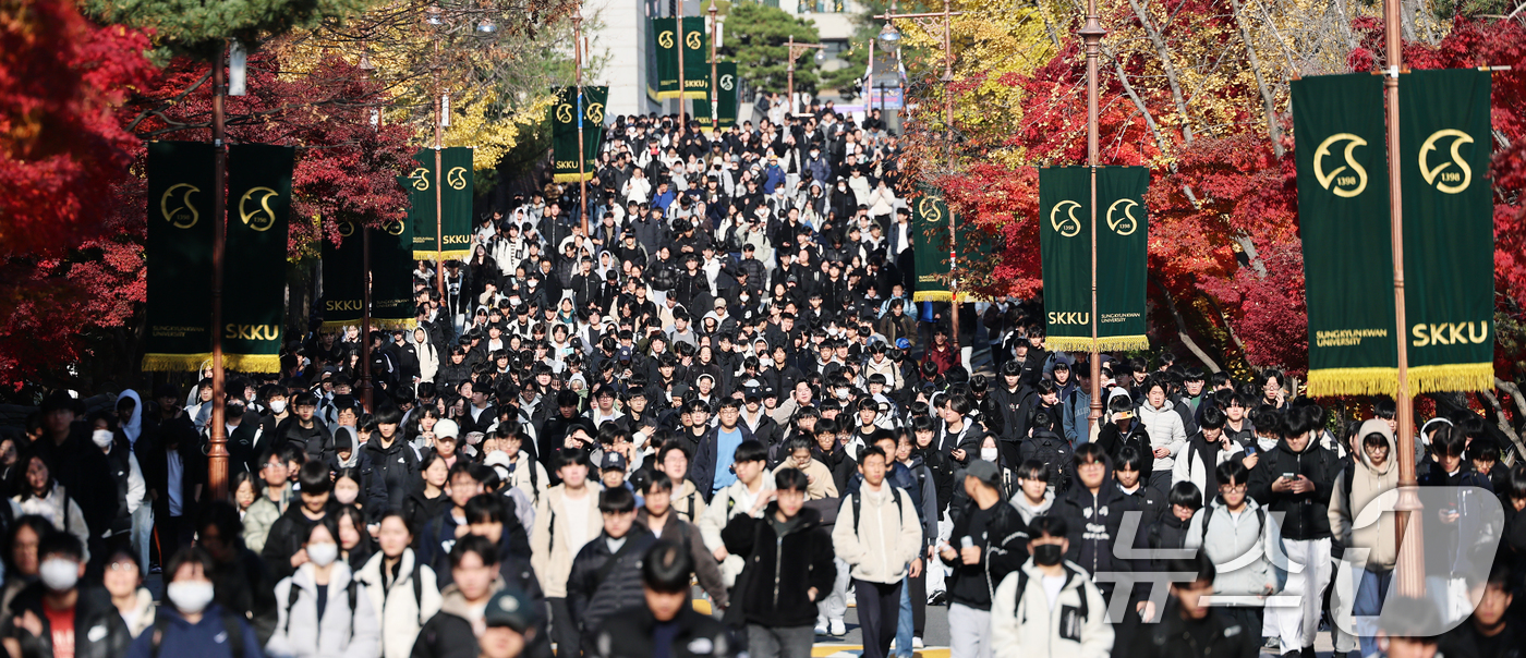 (서울=뉴스1) 오대일 기자 = 수능 후 첫 주말인 16일 오전 서울 종로구 성균관대에서 열린 2026학년도 수시모집 논술시험(수리형)을 마친 수험생들이 고사장을 나서고 있다. 1 …