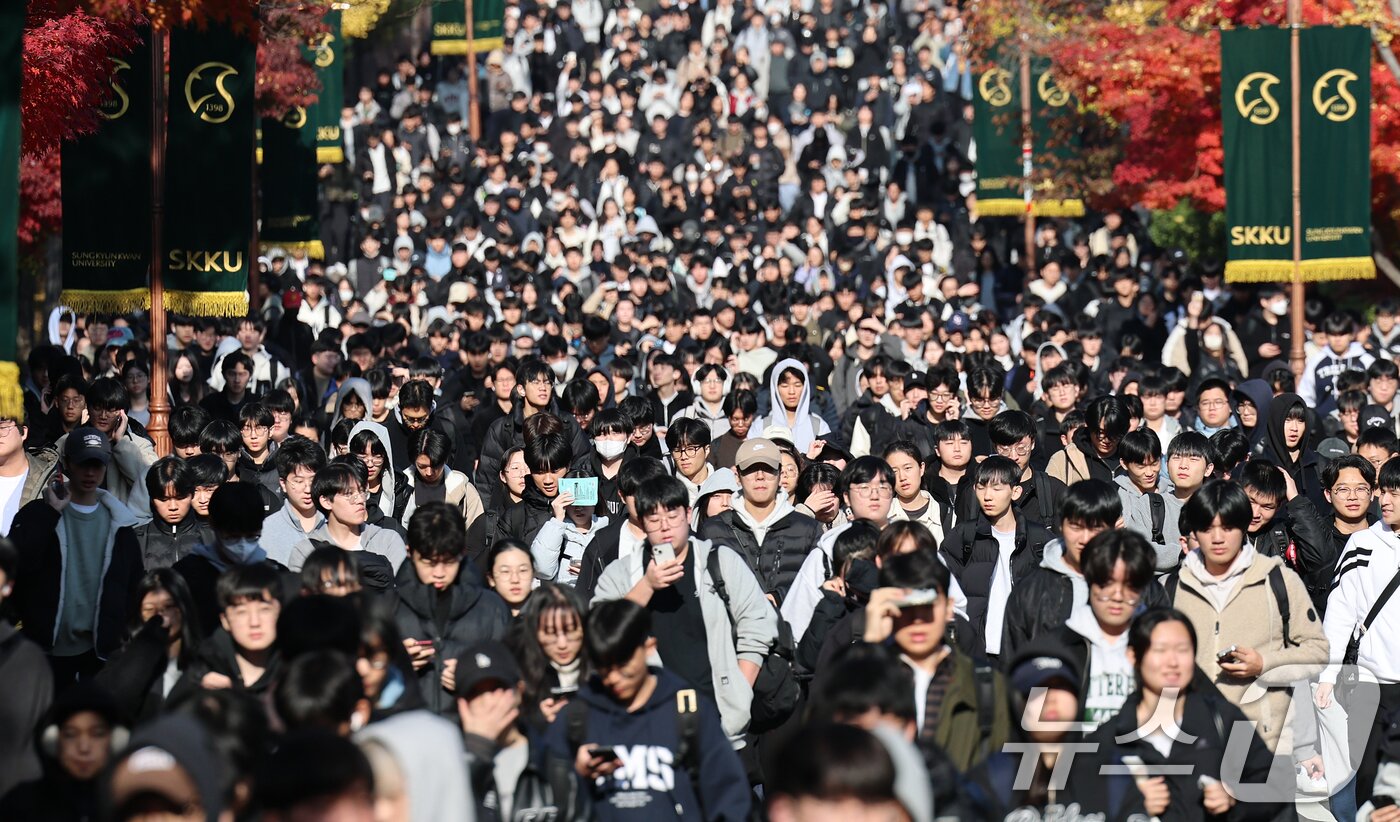 본문 이미지 - 수능 후 첫 주말인 16일 오전 서울 종로구 성균관대에서 열린 2026학년도 수시모집 논술시험(수리형)을 마친 수험생들이 고사장을 나서고 있다.   2025.11.16/뉴스1 ⓒ News1 오대일 기자