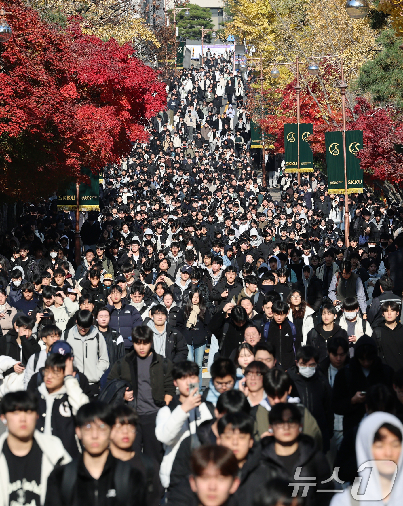 (서울=뉴스1) 오대일 기자 = 수능 후 첫 주말인 16일 오전 서울 종로구 성균관대에서 열린 2026학년도 수시모집 논술시험(수리형)을 마친 수험생들이 고사장을 나서고 있다. 1 …