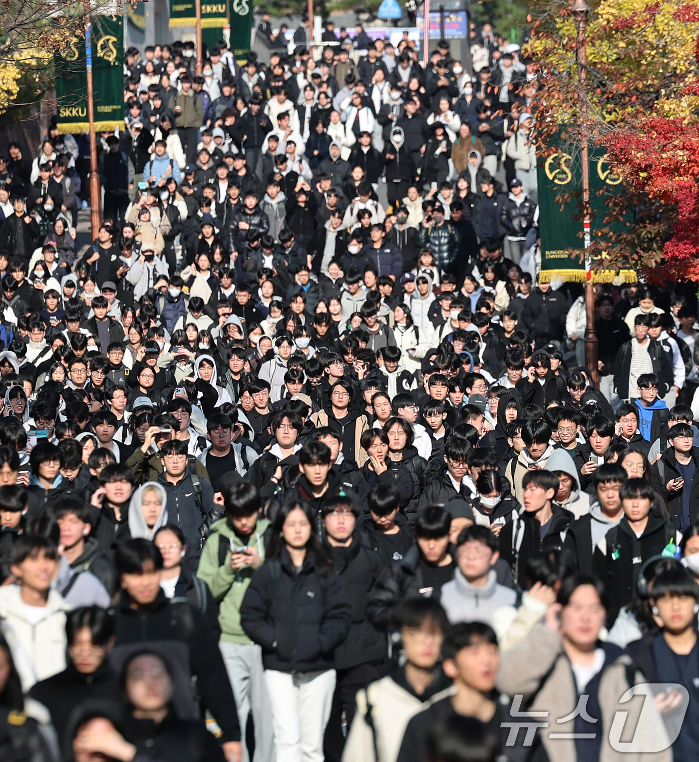 (서울=뉴스1) 오대일 기자 = 수능 후 첫 주말인 16일 오전 서울 종로구 성균관대에서 열린 2026학년도 수시모집 논술시험(수리형)을 마친 수험생들이 고사장을 나서고 있다. 1 …