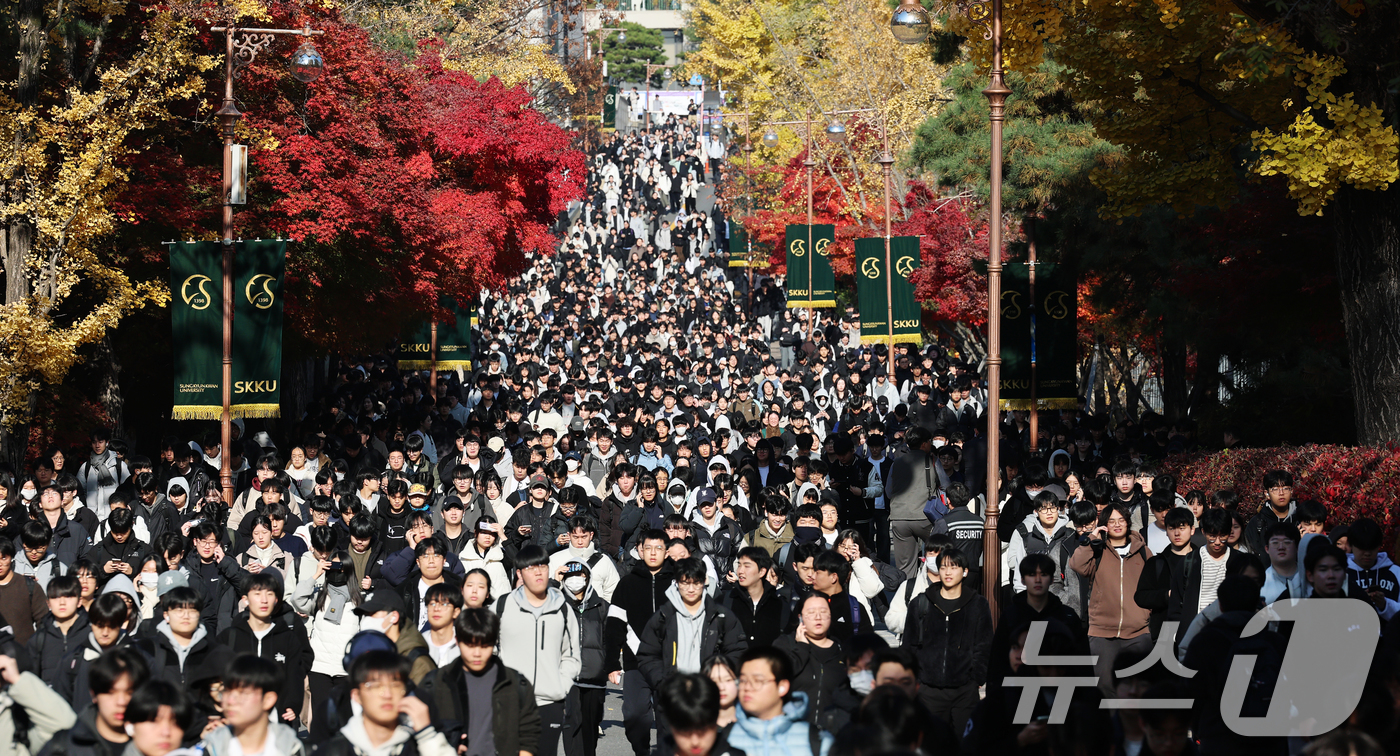 (서울=뉴스1) 오대일 기자 = 수능 후 첫 주말인 16일 오전 서울 종로구 성균관대에서 열린 2026학년도 수시모집 논술시험(수리형)을 마친 수험생들이 고사장을 나서고 있다. 1 …