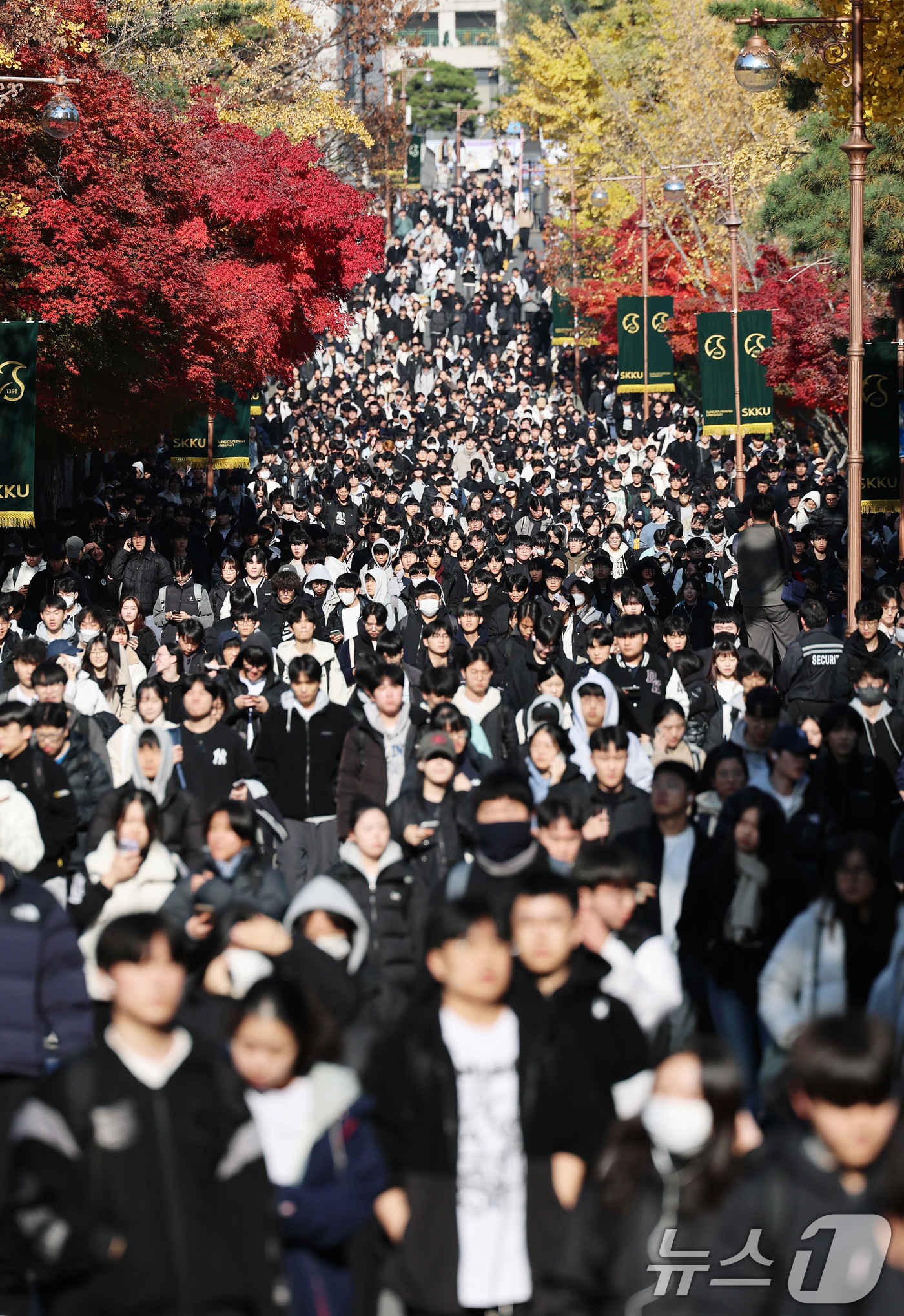 (서울=뉴스1) 오대일 기자 = 수능 후 첫 주말인 16일 오전 서울 종로구 성균관대에서 열린 2026학년도 수시모집 논술시험(수리형)을 마친 수험생들이 고사장을 나서고 있다. 1 …