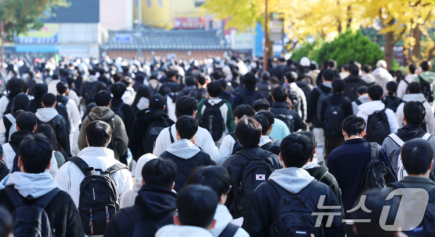 (서울=뉴스1) 오대일 기자 = 수능 후 첫 주말인 16일 오전 서울 종로구 성균관대에서 열린 2026학년도 수시모집 논술시험(수리형)을 마친 수험생들이 고사장을 나서고 있다. 1 …