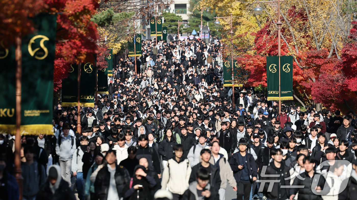 (서울=뉴스1) 오대일 기자 = 수능 후 첫 주말인 16일 오전 서울 종로구 성균관대에서 열린 2026학년도 수시모집 논술시험(수리형)을 마친 수험생들이 고사장을 나서고 있다. 1 …