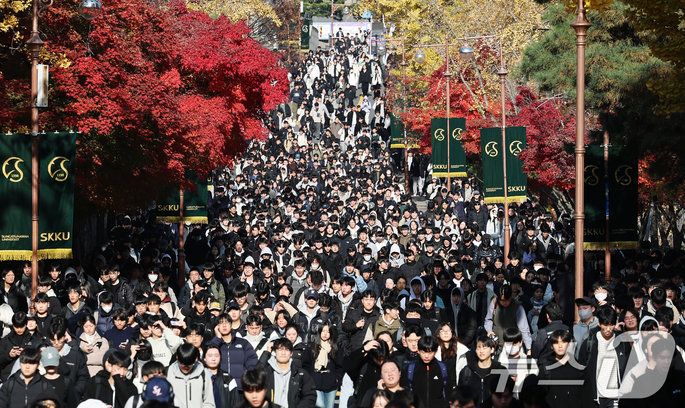 (서울=뉴스1) 오대일 기자 = 수능 후 첫 주말인 16일 오전 서울 종로구 성균관대에서 열린 2026학년도 수시모집 논술시험(수리형)을 마친 수험생들이 고사장을 나서고 있다. 1 …