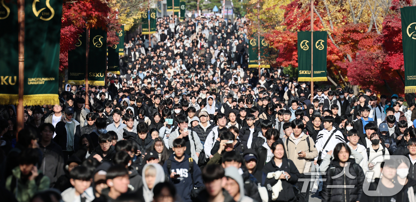 (서울=뉴스1) 오대일 기자 = 수능 후 첫 주말인 16일 오전 서울 종로구 성균관대에서 열린 2026학년도 수시모집 논술시험(수리형)을 마친 수험생들이 고사장을 나서고 있다. 1 …