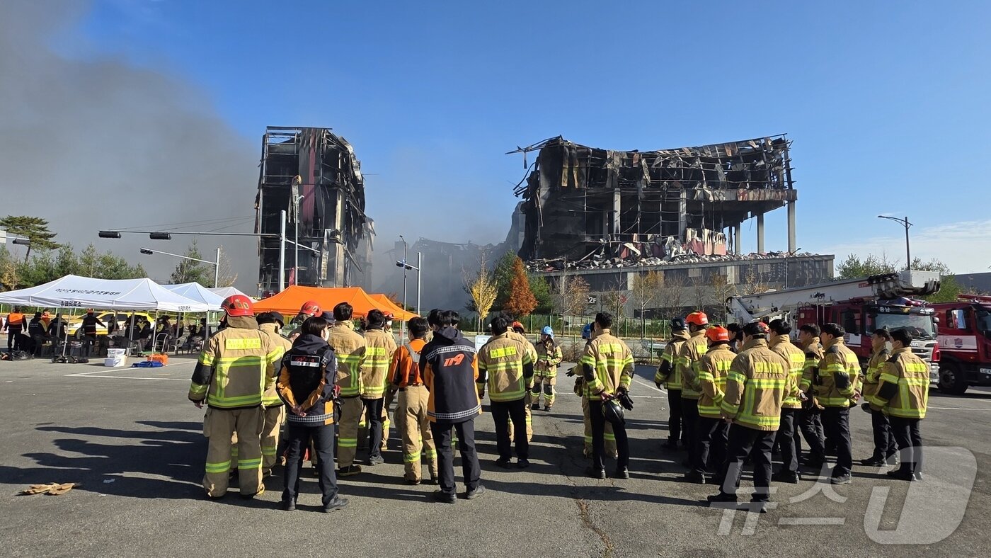 본문 이미지 - 충남 천안 동남구 이랜드패션 물류센터 화재 이틀 째인 16일, 소방대원들이 현장 투입 전 이날 진압 계획에 대한 설명을 듣고 있다..ⓒ News1 이시우 기자