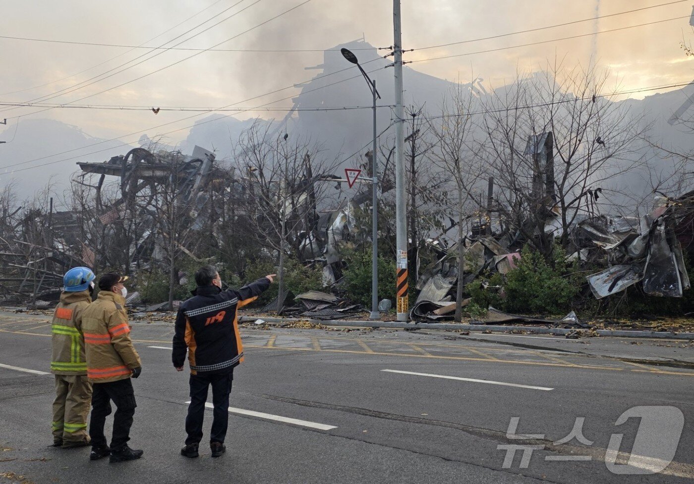 본문 이미지 - 충남 천안 동남구 이랜드패션 물류센터 화재 이틀 째인 16일 소방대원들이 현장을 점검하고 있다. 2025.11.16/뉴스1 ⓒ News1 이시우 기자
