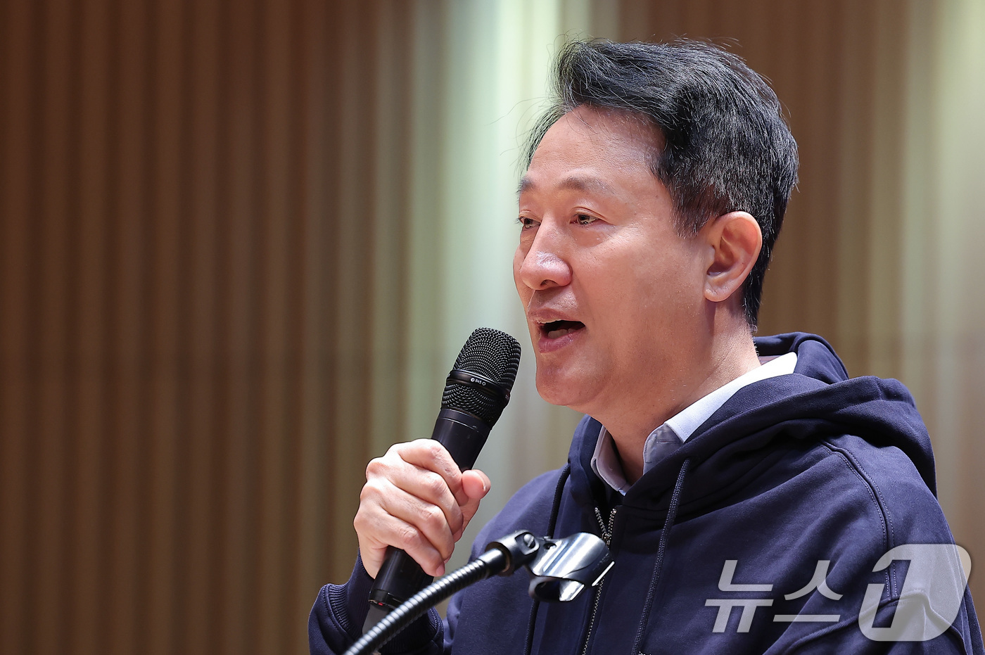 (서울=뉴스1) 김성진 기자 = 오세훈 서울시장이 16일 서울 중구 서울시청에서 열린 AI 서울테크 대학원 장학금 장학증서 수여식에서 축사를 하고 있다. 2025.11.16/뉴스1 …