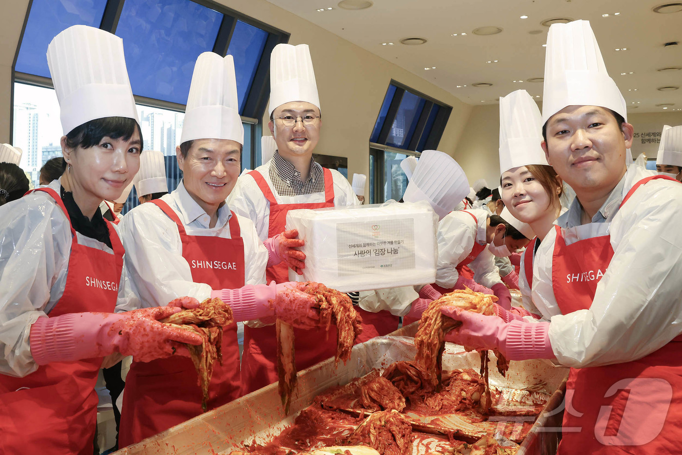 (서울=뉴스1) = 신세계 임직원들이 연말을 맞이해 이웃과 나눔을 실천할 수 있는 ‘사랑의 김장 나눔’ 봉사활동을 했다고 16일 밝혔다.이번 행사는 지난 14일 본사 및 강남점을 …