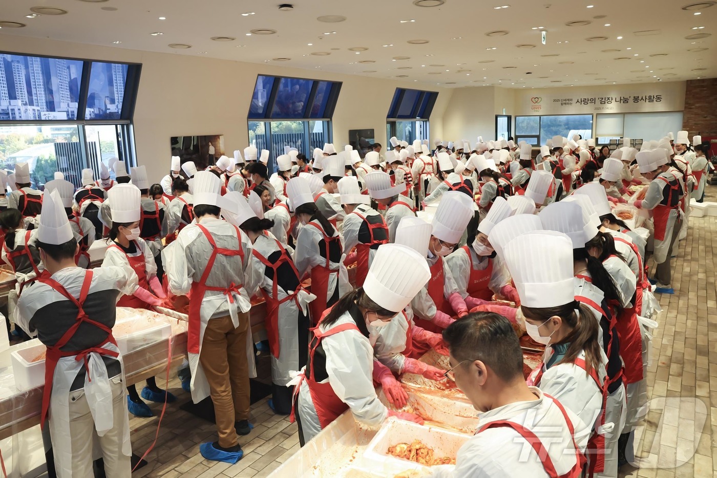 (서울=뉴스1) = 신세계 임직원들이 연말을 맞이해 이웃과 나눔을 실천할 수 있는 ‘사랑의 김장 나눔’ 봉사활동을 했다고 16일 밝혔다.이번 행사는 지난 14일 본사 및 강남점을 …