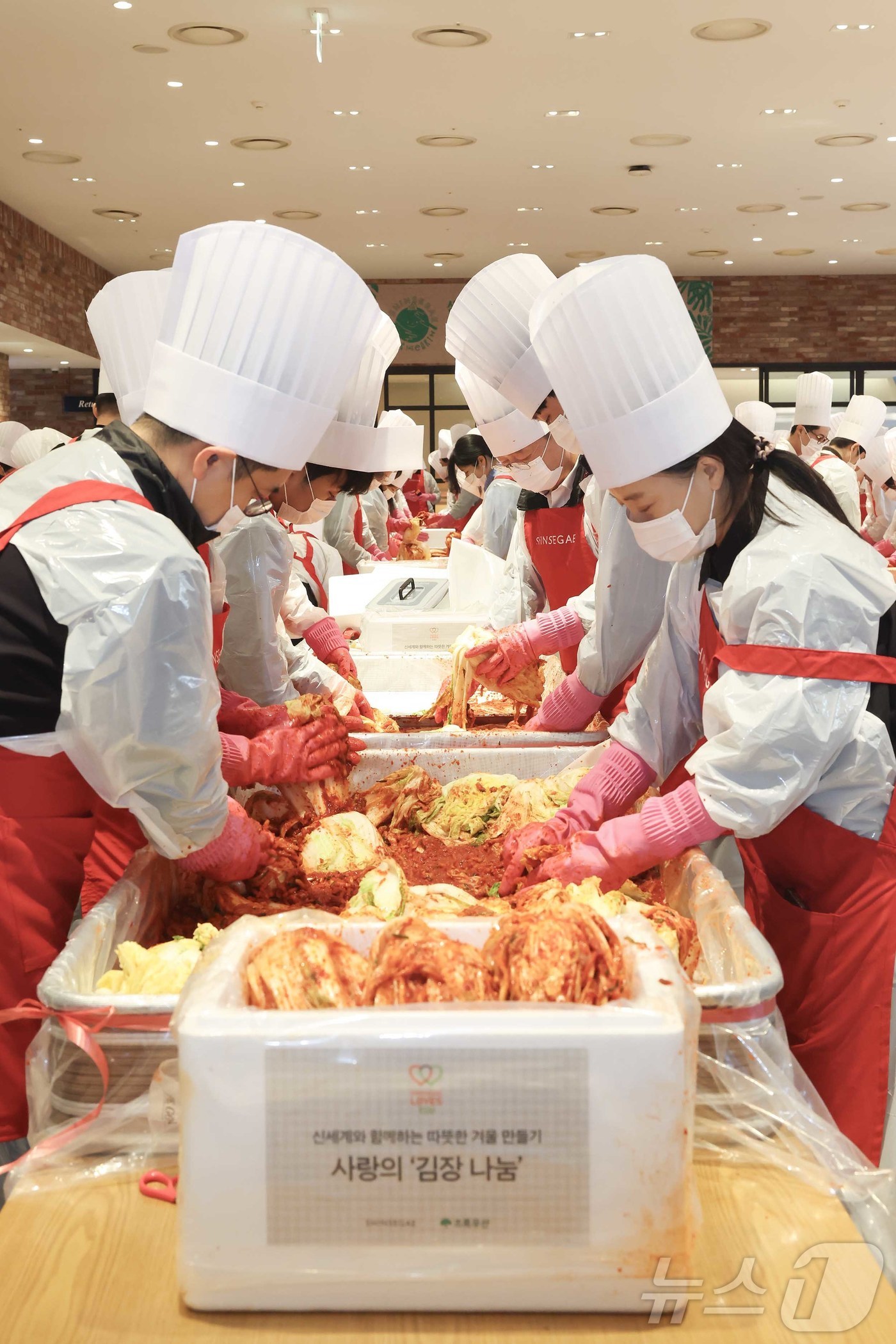 (서울=뉴스1) = 신세계 임직원들이 연말을 맞이해 이웃과 나눔을 실천할 수 있는 ‘사랑의 김장 나눔’ 봉사활동을 했다고 16일 밝혔다.이번 행사는 지난 14일 본사 및 강남점을 …