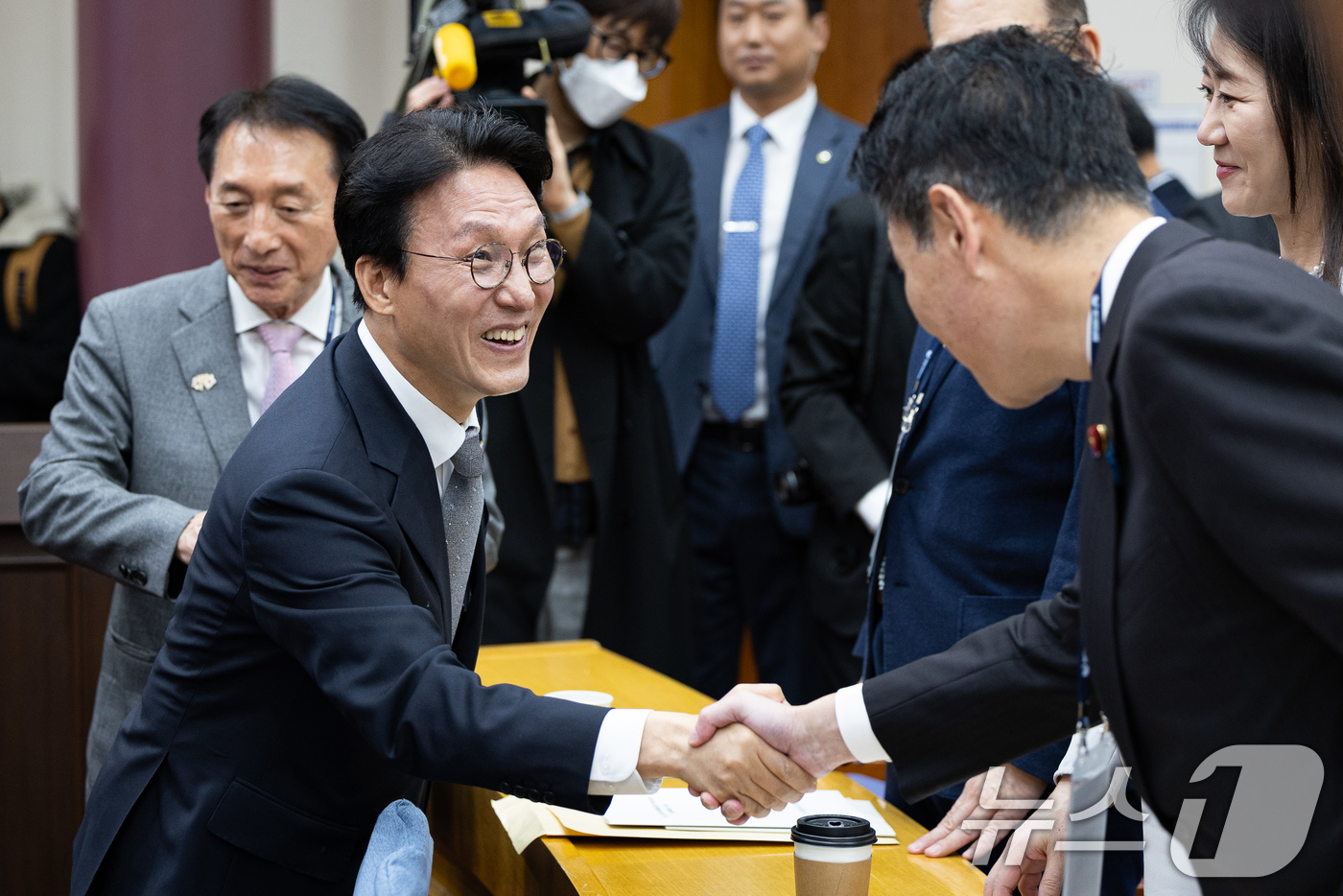 (서울=뉴스1) 유승관 기자 = 김민석 국무총리가 16일 서울 여의도 국회 의원회관에서 열린 제45차 한일·일한의원연맹 합동총회 개회식에서 일본측 참석 의원들과 인사하고 있다. 2 …