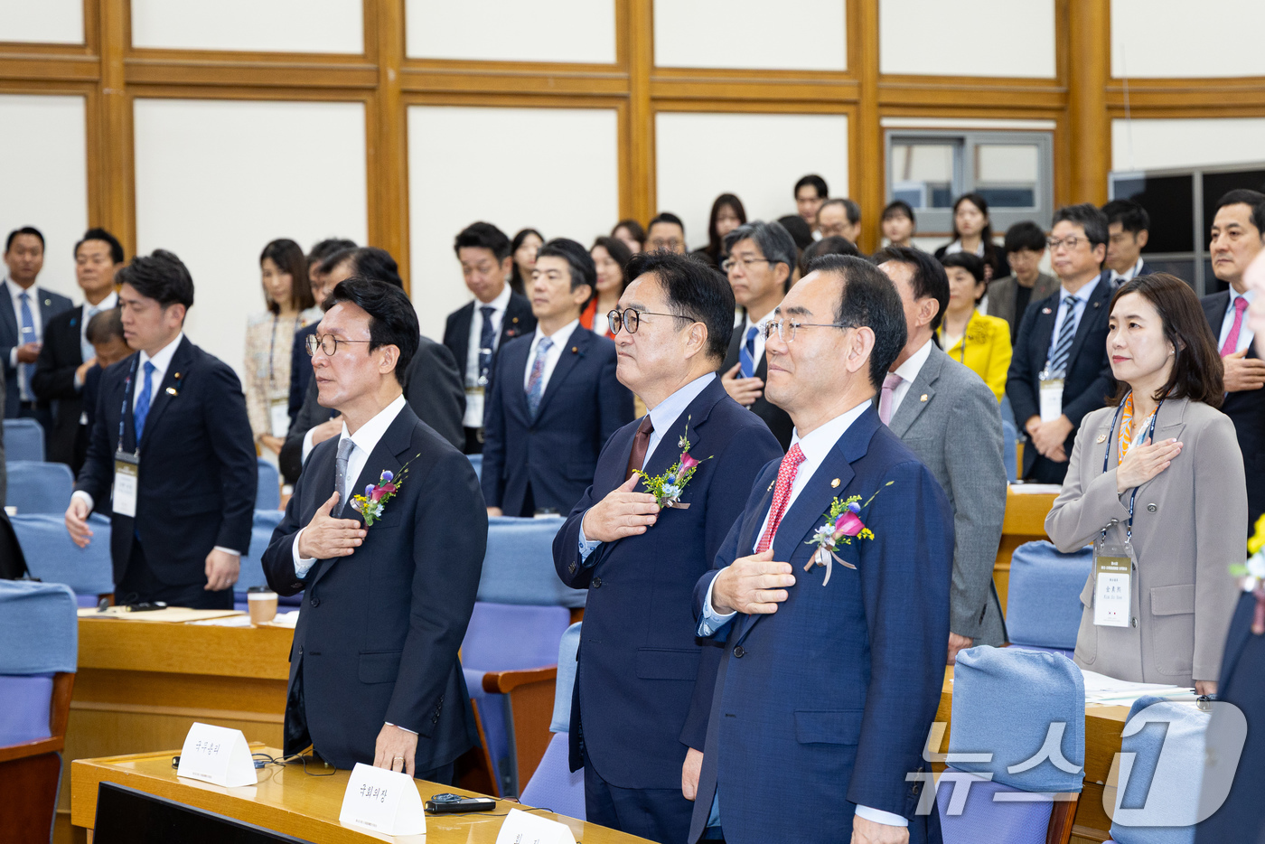 (서울=뉴스1) 유승관 기자 = 우원식 국회의장과 김민석 국무총리를 비롯한 참석자들이 16일 서울 여의도 국회 의원회관에서 열린 제45차 한일·일한의원연맹 합동총회 개회식에서 국민 …