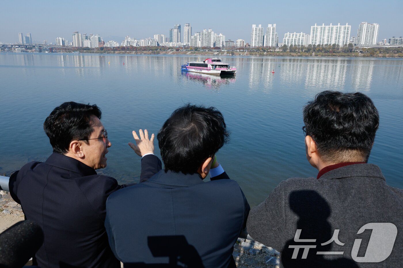 본문 이미지 - 천준호&#40;왼쪽부터&#41;, 박주민, 김남근, 더불어민주당 의원이 서울 송파구 잠실선착장 인근 한강버스 중단 사고 현장을 살피고 있다. 2025.11.16/뉴스1 ⓒ News1 안은나 기자