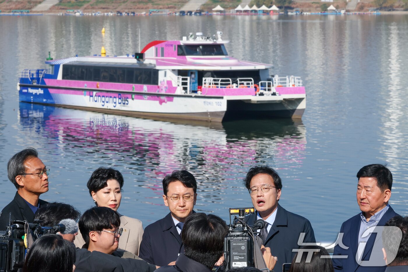 본문 이미지 - 박주민, 천준호 더불어민주당 의원과 서울시의원들이 16일 서울 송파구 잠실선착장 인근 한강버스 중단 사고 현장을 살피며 운항 전면 중단을 촉구하고 있다. 2025.11.16/뉴스1 ⓒ News1 안은나 기자