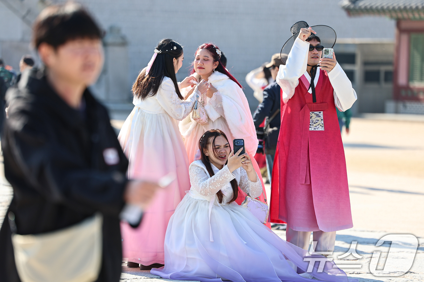 (서울=뉴스1) 김도우 기자 = 포근한 날씨를 보인 16일 서울 종로구 경복궁을 찾은 관광객들이 즐거운 시간을 보내고 있다. 2025.11.16/뉴스1